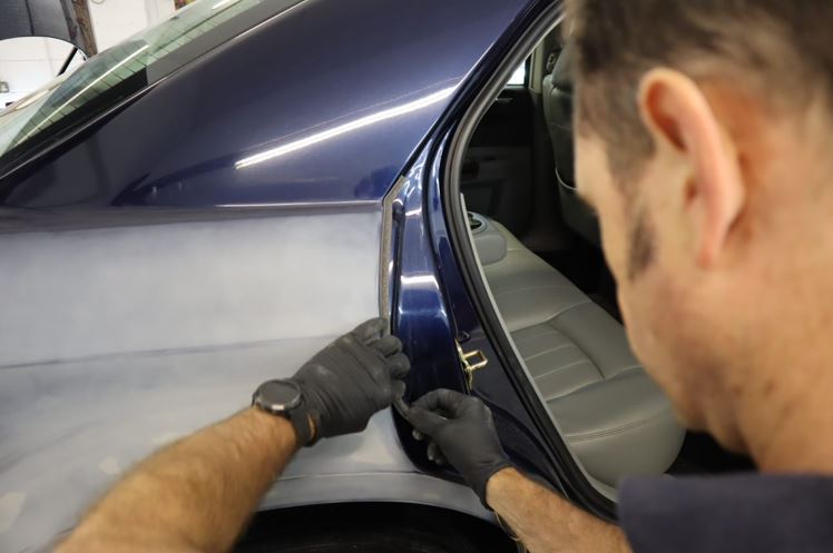 automotive-refinishing-masking-tape-door-edges